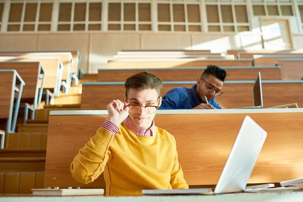 Portrait Deux Étudiants Eux Moyen Orient Assis Des Bureaux Dans — Photo