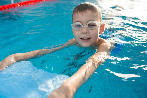 Vidám Aranyos Gyerek Medence Googles Megtanulni Úszni Segítségével Kickboard Úszó — Stock Fotó