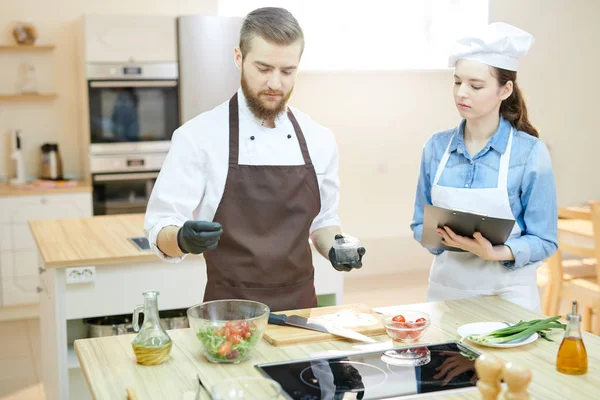 Porträtt Två Unga Professionella Kockar Arbetar Restaurangkök Tillsammans Matlagning Och — Stockfoto