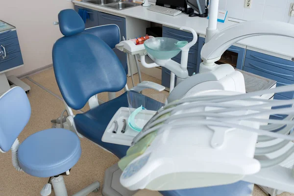 椅子と日光の下で歯科医の作業プロセスのためのツールと装置の表示 — ストック写真