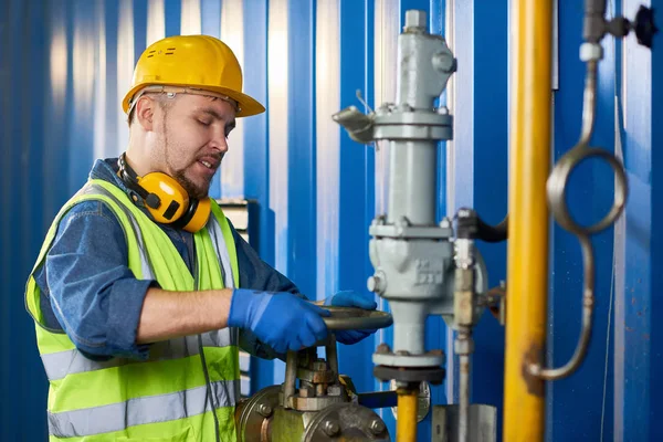 Midja Upp Porträtt Ung Man Bär Hardhat Arbetar Med Vvs — Stockfoto