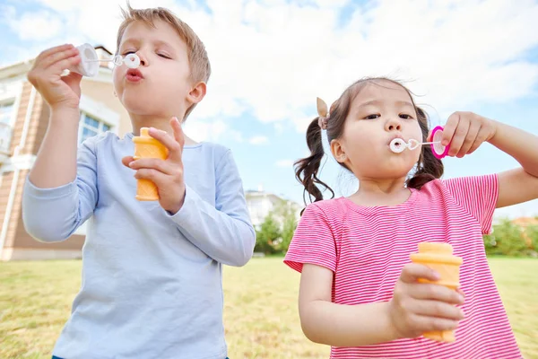 Cintura Hacia Arriba Retrato Dos Lindos Niños Soplando Burbujas Mientras — Foto de Stock