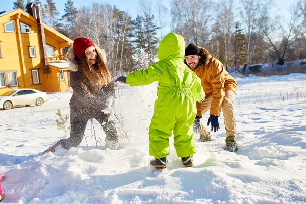 Jonge Ouders Spelen Sneeuwballen Met Hun Zoontje Lacht Vrolijk Zonnige — Stockfoto