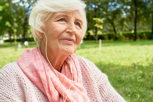 Ritratto Allegra Donna Anziana Che Ascolta Musica Godendo Soleggiata Giornata — Foto Stock