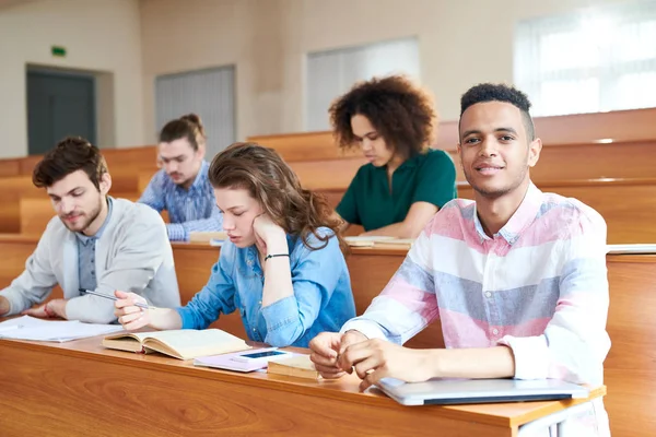 Studentengruppe Sitzt Schreibtisch Hörsaal Der Universität — Stockfoto