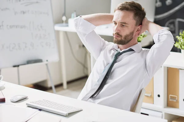 Retrato Hombre Negocios Barbudo Guapo Relajándose Sentado Escritorio Oficina Pensando — Foto de Stock