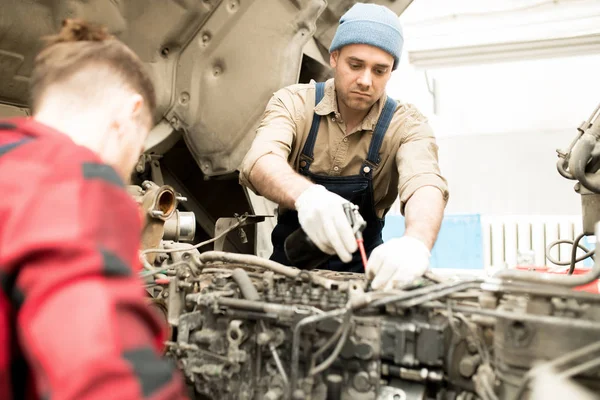 Young Handsome Male Mechanic Workwear Repairing Vehicle Automobile Workshop Unrecognizable — Stock Photo, Image