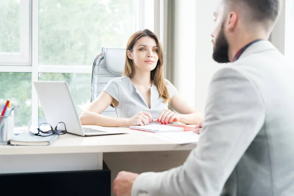 Porträtt Vacker Affärskvinna Sitter Vid Skrivbord Stora Kontor Och Prata — Stockfoto