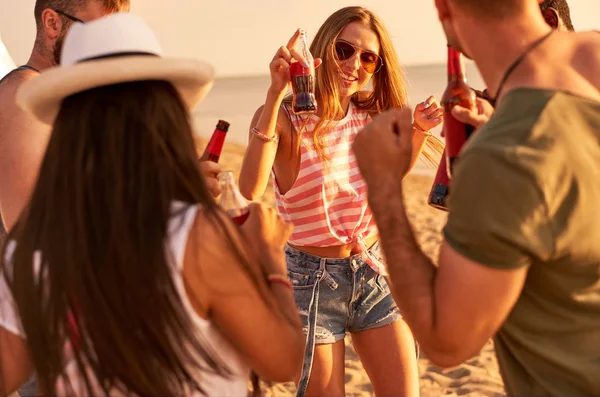 Jolly Bezstarostné Mladí Přátelé Pití Alkoholu Postávají Přitom Tančí Baví — Stock fotografie