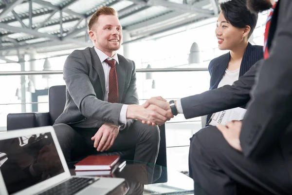 İş adamları el sıkışıyor, toplantıyı bitiriyor.