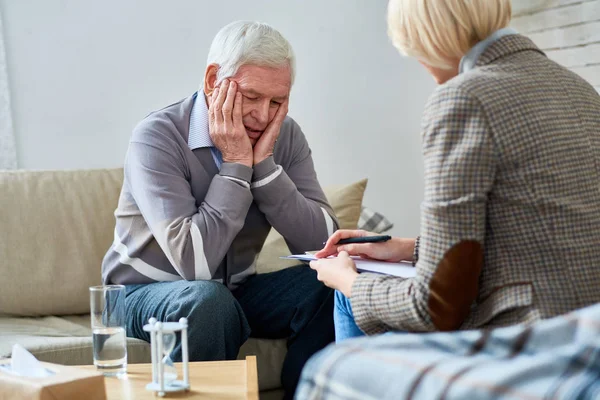 Portret Van Depressief Senior Man Problemen Tijdens Therapie Sessie Delen — Stockfoto