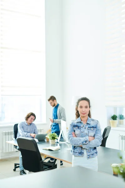 Seriamente Exitosa Mujer Líder Startup Con Los Brazos Cruzados Mirando — Foto de Stock