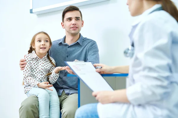 Vista Cosecha Del Padre Con Hija Hablando Con Especialista Médico — Foto de Stock