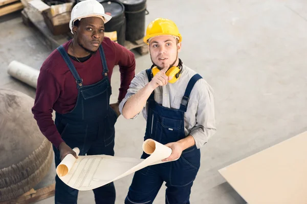 Multi Etnische Team Van Technici Het Dragen Van Beschermende Helmen — Stockfoto