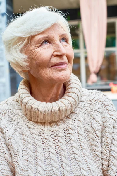 Retrato Cabeza Los Hombros Una Elegante Mujer Mayor Vestida Con — Foto de Stock