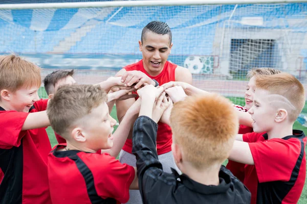 Ritratto Squadra Calcio Junior Che Impila Mani Durante Discorso Motivazionale — Foto Stock