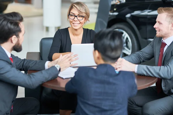 Jonge Zakenvrouw Communiceren Met Partners Tijdens Een Vergadering — Stockfoto