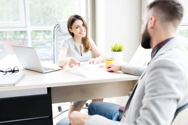 Porträtt Modern Kvinnlig Chef Sitter Vid Skrivbord Stora Office Ler — Stockfoto