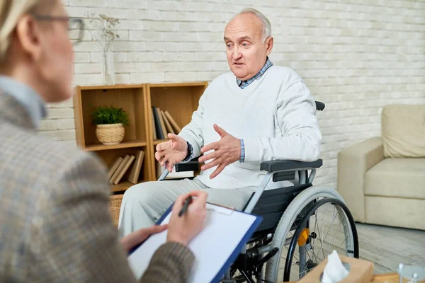 Portret Niepełnosprawnych Starszy Człowiek Wózku Inwalidzkim Udostępniania Problemy Psychiatra Podczas — Zdjęcie stockowe