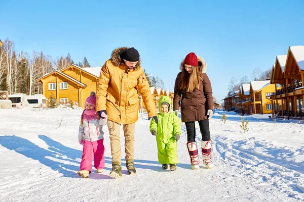 Caucasian Couple Two Children Walking Snowy Path Background Cozy Wooden — Stock Photo, Image