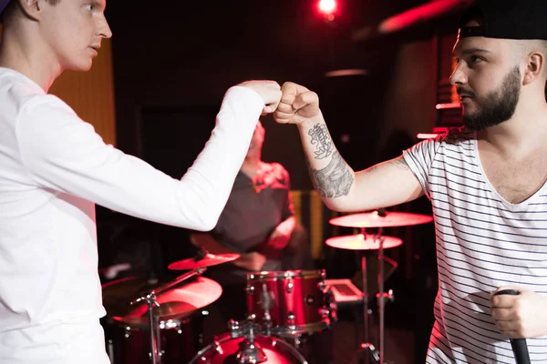 Retrato Cintura Hacia Arriba Del Cantante Moderno Tatuado Golpeando Amigo — Foto de Stock