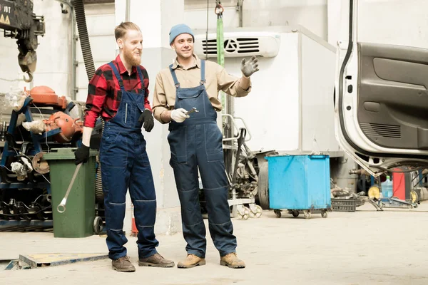 Joven Profesional Mecánico Coches Uniforme Pie Taller Reparación Hablando Trabajo — Foto de Stock