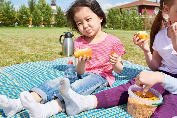 Retrato Linda Chica Asiática Sentada Una Manta Disfrutando Picnic Césped — Foto de Stock