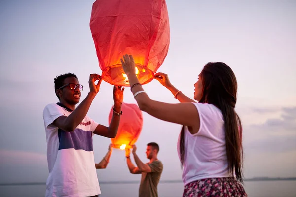 Feliz Positivo Jovem Casal Multiétnico Preparando Para Lançar Lanterna Papel — Fotografia de Stock