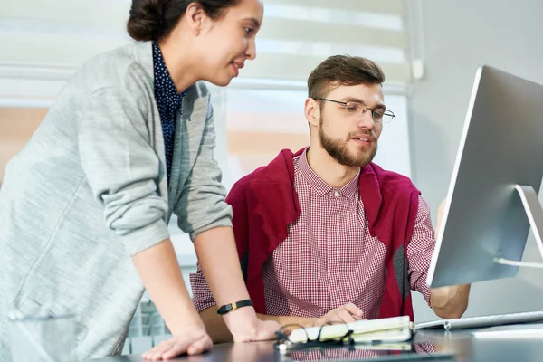 Ung Skäggig Man Glasögon Sitter Vid Office Bord Och Visar — Stockfoto