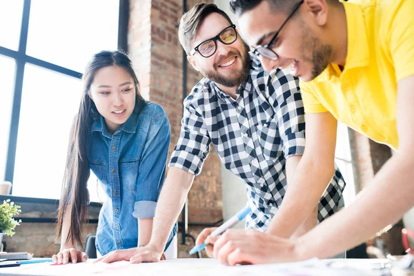 Başlangıç projesi cesur için beyin fırtınası sırasında planı çizelgeler çizim üç yaratıcı gençlerin portresi düşük açılı