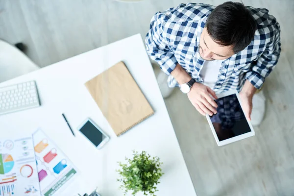 Arriba Tiro Hombre Casual Sosteniendo Tableta Pie Oficina Creativa Moderna — Foto de Stock