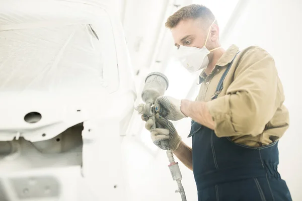 Vista Ángulo Bajo Del Mecánico Automático Masculino Vehículo Pintura Máscara — Foto de Stock