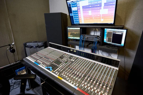 Interieur Schot Van Moderne Controle Console Monitoren Hedendaagse Muziek Opnamestudio — Stockfoto