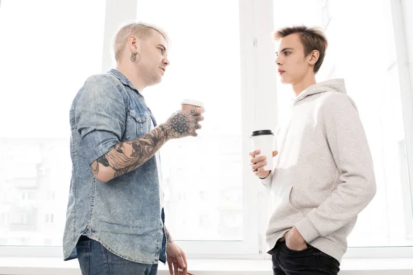 Låg Vinkel Syn Hipster Liknande Man Med Tatuerade Händer Talar — Stockfoto