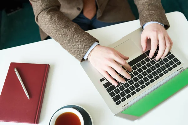 Nahaufnahme Von Unkenntlichen Geschäftsmann Mit Laptop Während Der Arbeit Café — Stockfoto