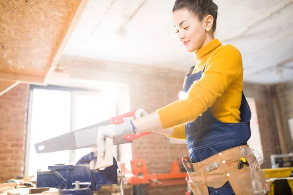 Kant Weergave Portret Van Vrouwelijke Artisan Snijden Hout Glimlachen Terwijl — Stockfoto