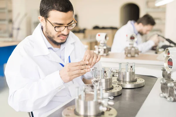 Arbeitsprozess Moderner Messgerätefabrik Bärtiger Arabischer Techniker Laborkittel Sitzt Schreibtisch Und — Stockfoto