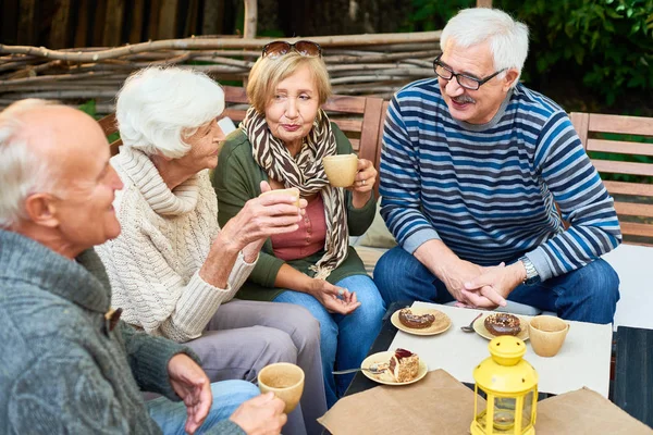 Retrato Grupo Três Pessoas Idosas Conversando Feliz Contar Histórias Reunião — Fotografia de Stock