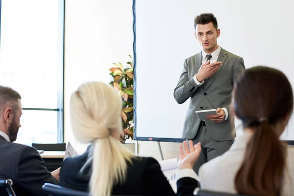 Portrait Jeune Homme Affaires Prospère Faisant Une Présentation Debout Écran — Photo