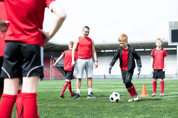 Ritratto Completo Della Pratica Della Squadra Calcio Junior Concentrarsi Sul — Foto Stock