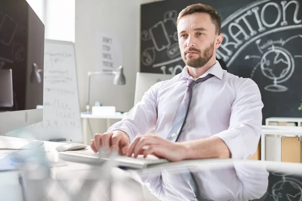 Programador Masculino Atractivo Sofisticado Concentrado Serio Que Trabaja Nueva Aplicación —  Fotos de Stock