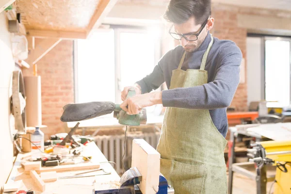 Pasu Nahoru Portrét Cílené Moderní Carpenter Broušení Dřeva Truhlářské Dílny — Stock fotografie