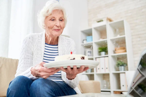 Lächelnde Hübsche Seniorin Mit Kurzen Weißen Haaren Die Geburtstagstorte Zeigt — Stockfoto
