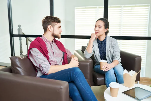 Jonge Knappe Man Met Zijn Aantrekkelijke Vrouwelijke Collega Chatten Terwijl — Stockfoto