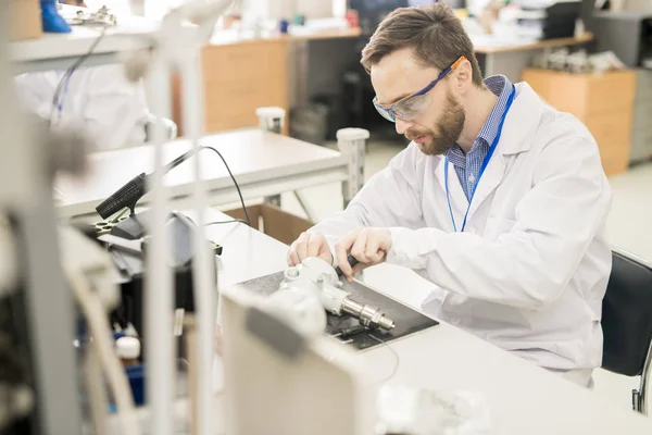 Ernsthafter Gut Aussehender Ingenieur Schutzbrille Findet Ursache Für Panne Während — Stockfoto