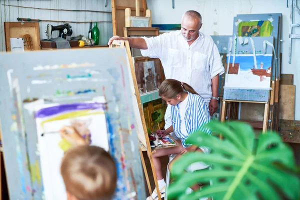 Porträtt Senior Bildlärare Titta Barn Målning Konst Klass Skolan — Stockfoto