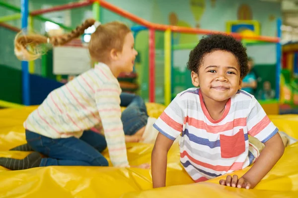 Kolorowy Portret Ładny Chłopiec African American Uśmiechający Się Szczęśliwie Patrząc — Zdjęcie stockowe
