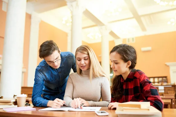 Sérieux Amis Étudiants Confiants Concentré Sur Texte Magazine Scientifique Belle — Photo