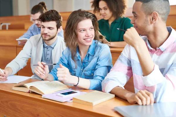 Gruppe Von Studenten Die Während Einer Unterrichtsstunde Schreibtisch Kommunizieren — Stockfoto