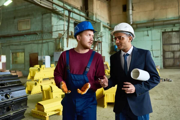 Hårt Arbetande Skäggiga Tekniker Bär Övergripande Och Hardhat Dela Ides — Stockfoto